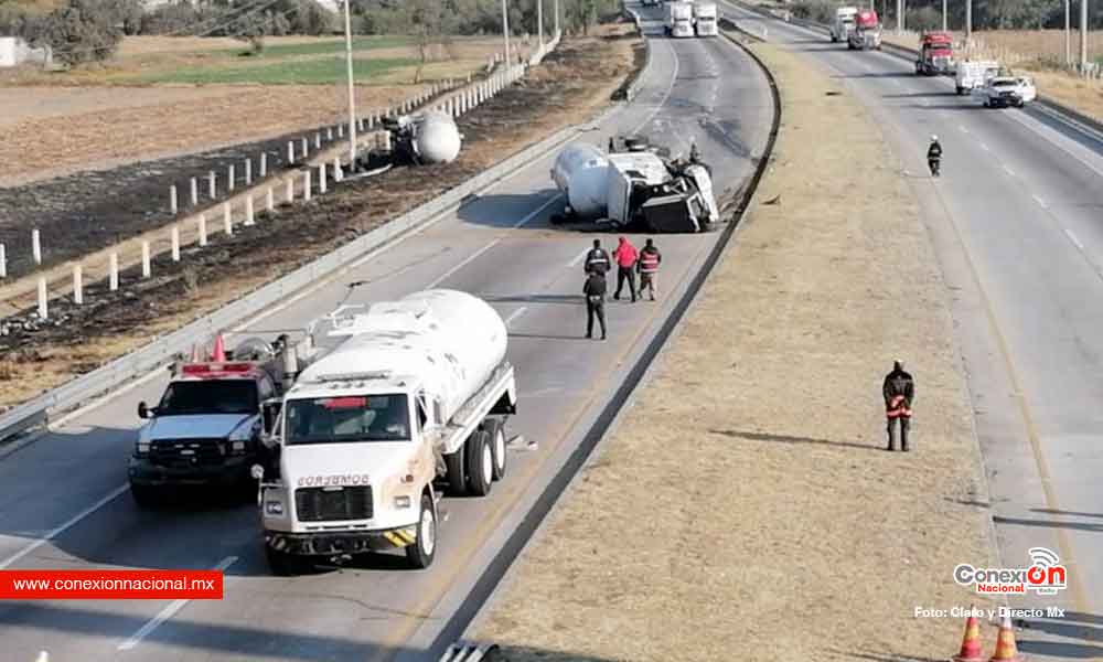 Volcadura de pipa con gas en la México-Puebla, genera más de 12 horas de cierre