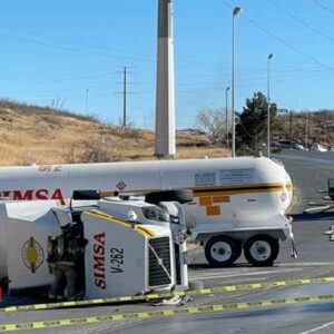 Vuelca pipa cargada de gas y cierran carretera Aldama