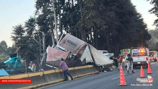 Otro trailer volcado, está afectada la autopista México Cuernavaca
