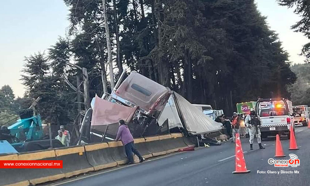 Otro trailer volcado, está afectada la autopista México Cuernavaca