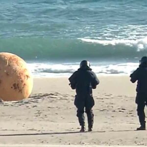 bola de acero de una playa de Japón