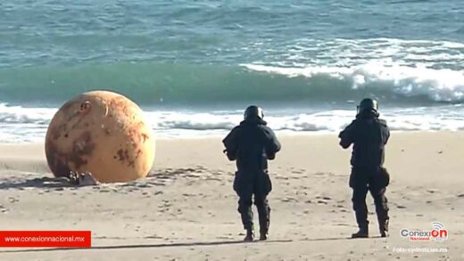 bola de acero de una playa de Japón