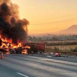 Otra vez cierran la México-Querétaro, tres vehículos chocaron y ardieron en llamas