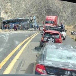 Fallecen 10 migrantes centroamericanos en volcadura de autobús