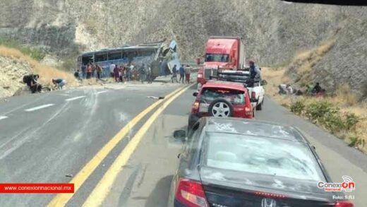 Fallecen 10 migrantes centroamericanos en volcadura de autobús