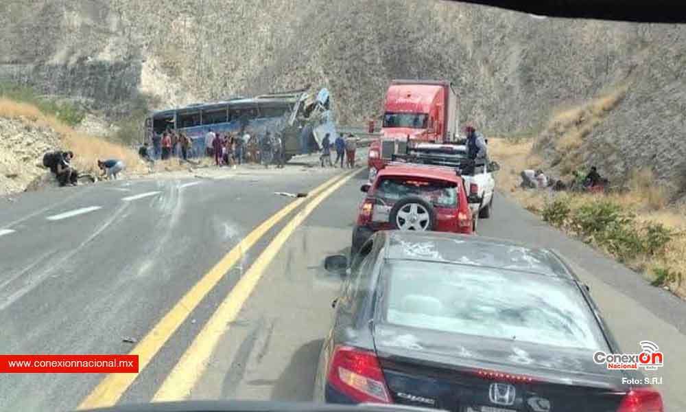 Fallecen 10 migrantes centroamericanos en volcadura de autobús