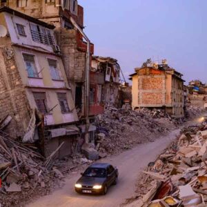 6 muertos, más de 300 heridos y varios edificios derrumbados dejó el sismo de este lunes en Turquía