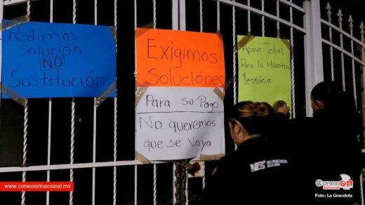 Toman instalaciones de Primaria Cuitláhuac; padres de familia piden de regreso de maestra Jessica