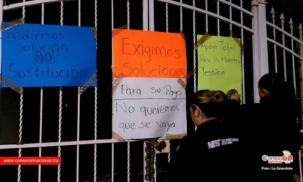 Toman instalaciones de Primaria Cuitláhuac; padres de familia piden de regreso de maestra Jessica