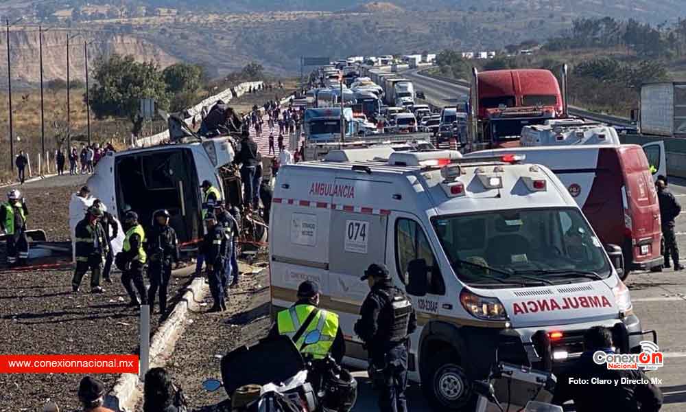 3 muertos 25 lesionados deja volcadura de autobús de turismo en la México-Puebla