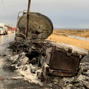 Cierran carretera de Chihuahua a Delicias por incendio de pipa con combustible