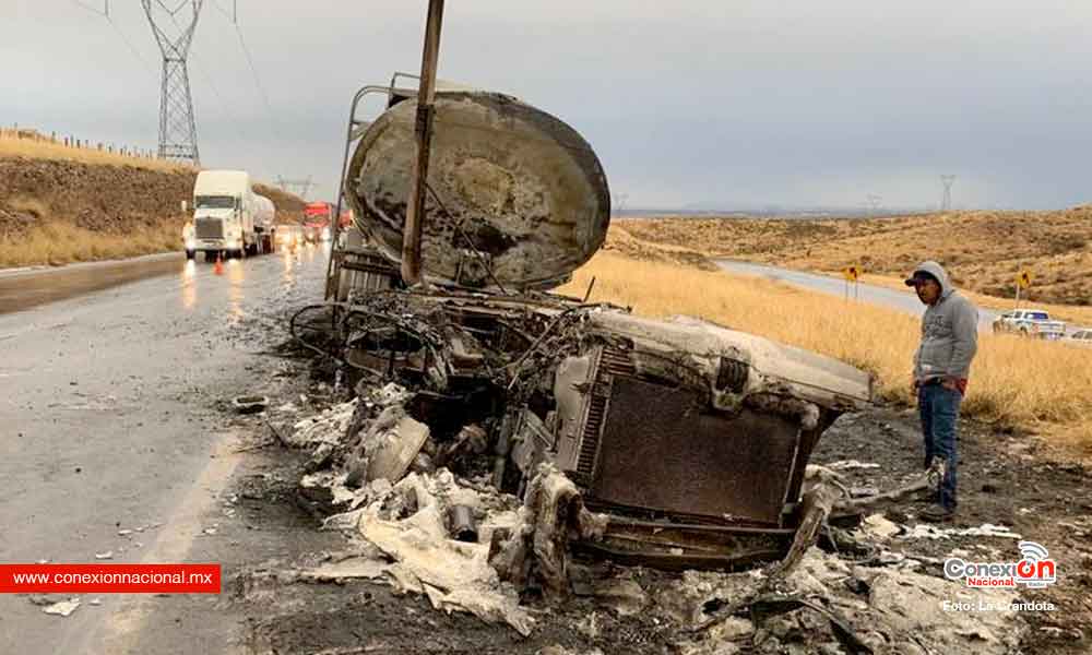 Cierran carretera de Chihuahua a Delicias por incendio de pipa con combustible