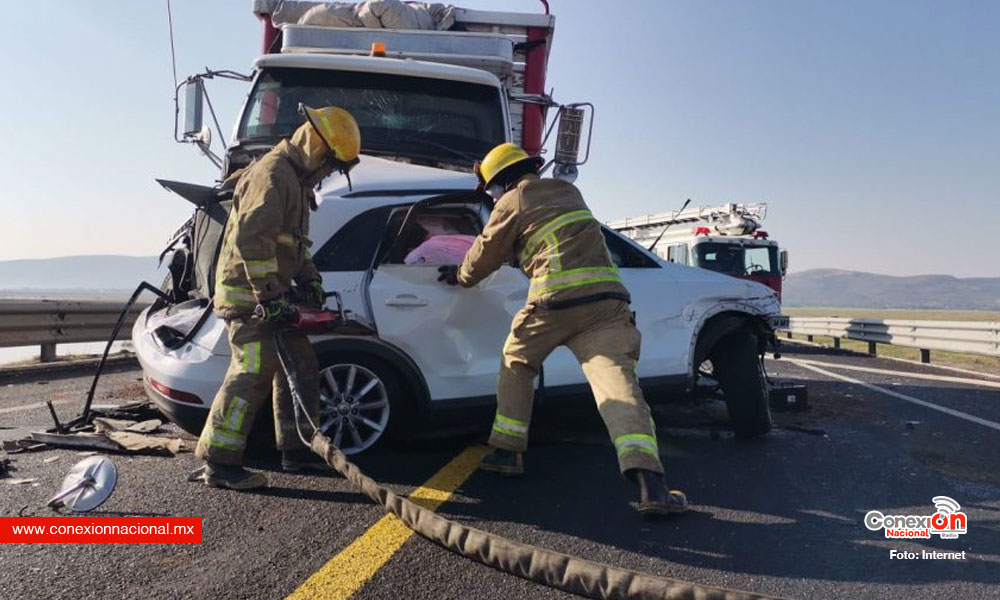 Choque entre camioneta y camión en la carretera Morelia-Salamanca