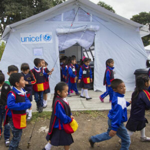 Niños clases en carpas