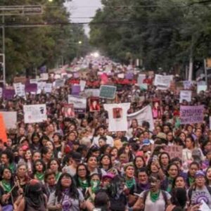 Sin vallas y con discreto acompañamiento policial marcha del 8M