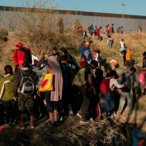 Aumenta la presión de migrantes para cruzar a EE.UU., 200 lo intentan sin éxito