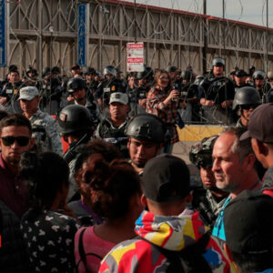 Migrantes superan a la GN y tratan de cruzar a EEUU en Ciudad Juárez