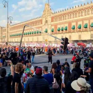 Mujeres destrozaron un semáforo en el Zócalo CDMX