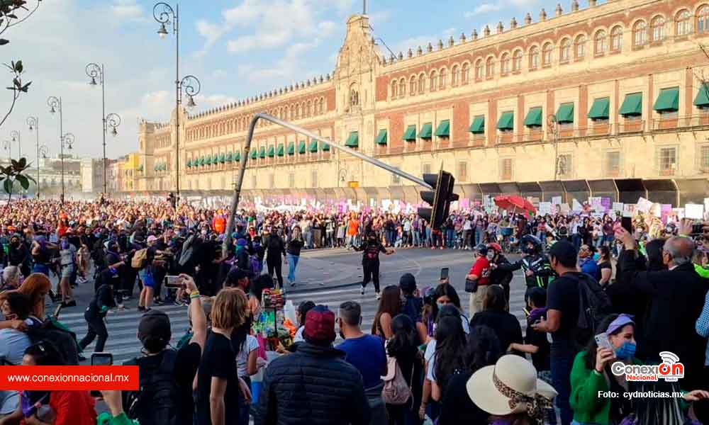 Mujeres destrozaron un semáforo en el Zócalo CDMX