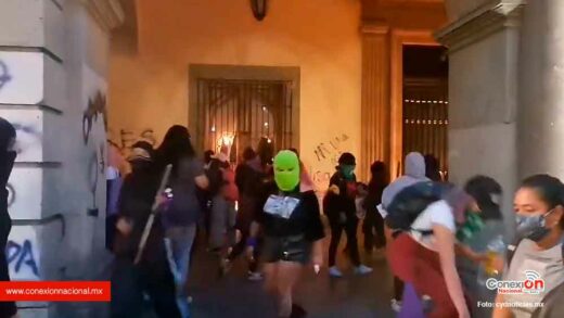 Mujeres vandalizan la ciudad de Oaxaca