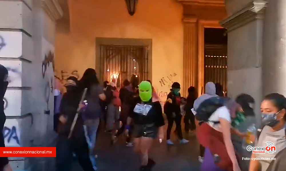 Mujeres vandalizan la ciudad de Oaxaca