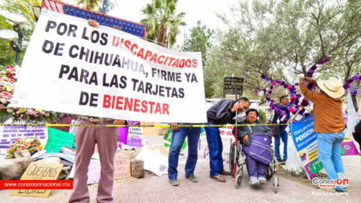 Se manifiestan personas con discapacidad frente al Palacio de Gobierno para exigir apoyos