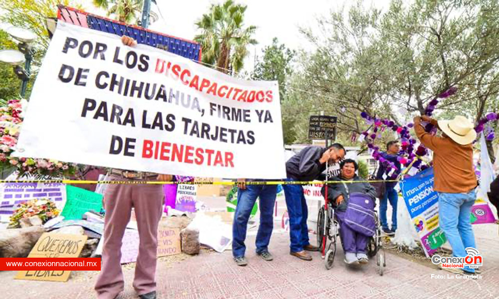 Se manifiestan personas con discapacidad frente al Palacio de Gobierno para exigir apoyos