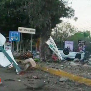 Fuerte choque provoca volcadura