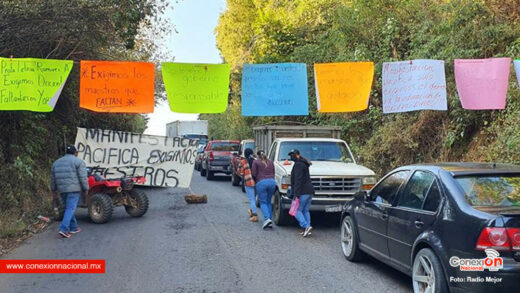 Con plantón, padres de familia exigen profesores para sus hijos en Tacámbaro