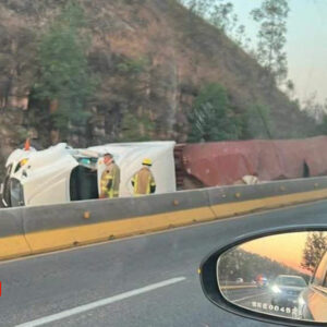 Vuelca tráiler en la Pátzcuaro- Morelia