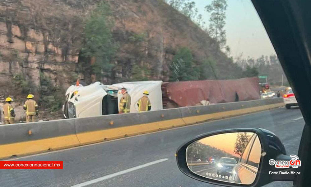 Vuelca tráiler en la Pátzcuaro- Morelia