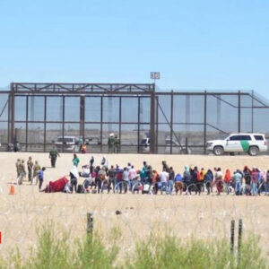 Caravana de cientos de migrantes se entregan a la Patrulla Fronteriza