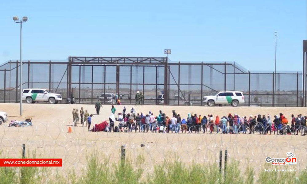 Caravana de cientos de migrantes se entregan a la Patrulla Fronteriza