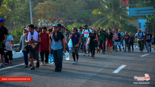 Caravana migrante llega a Villa Comaltitlán sin respuesta del INM sobre visas humanitarias