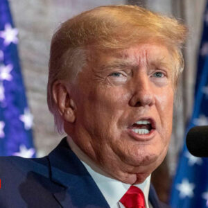 Trump insiste que es un perseguido político y niega haber cometido delitos